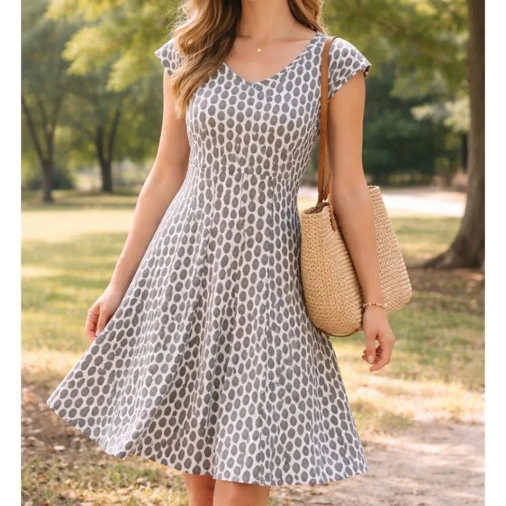 Taylor Swing skirted Dress Gray and Ivory Size 4. V Neck Sleeveless